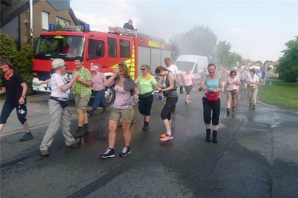 Werl-Pilger aus Werne können im neuen Pilgerzentrum übernachten Hitzemarsch im Jahre 2019. Auf dem Rückweg der Fußwallfahrt Werl kühlte die Feuerwehr Werne die Pilger bei mehr als 30 Grad in Hamm-Wiescherhöfen ab.