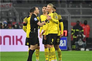 Hitzige Diskussionen zwischen Schiedsrichter Felix Zwayer und den BVB-Spielern.