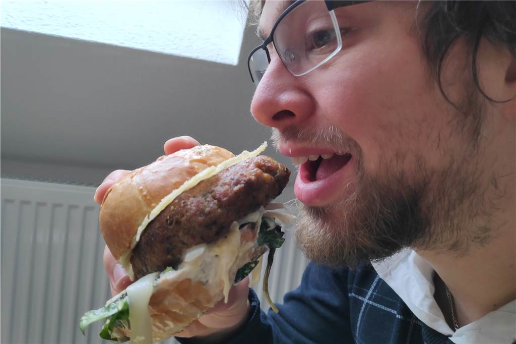 Lieferdienst-Check: Wir testen Burger aus dem Vier-Sterne-Hotel Hmm.. lecker. Der geflügelte Burger ist nur noch einen Moment von der ersten Verköstigung entfernt.