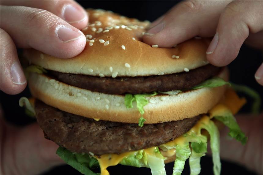 Unschöner Vorfall im Drive-in: Kunden bewerfen McDonald’s-Mitarbeiterin mit Burgern Hmmm, das ist ein leckerer Burger! Anstatt ihn zu essen, haben wütende Kunden eine Schwerter McDonald`s-Angestellte damit beworfen.
