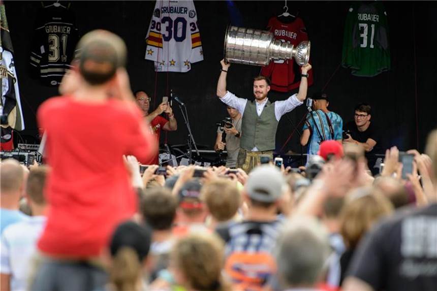 Grubauer und der Druck: „Du musst produzieren“ Hoch den Pott: Stanley-Cup-Gewinner Philipp Grubauer lässt sich in Rosenheim von seinen Fans feiern. Foto: Matthias Balk