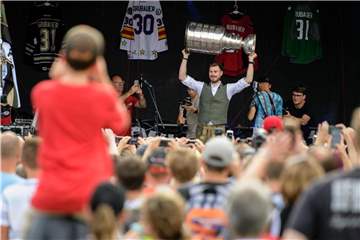 Hoch den Pott: Stanley-Cup-Gewinner Philipp Grubauer lässt sich in Rosenheim von seinen Fans feiern. Foto: Matthias Balk