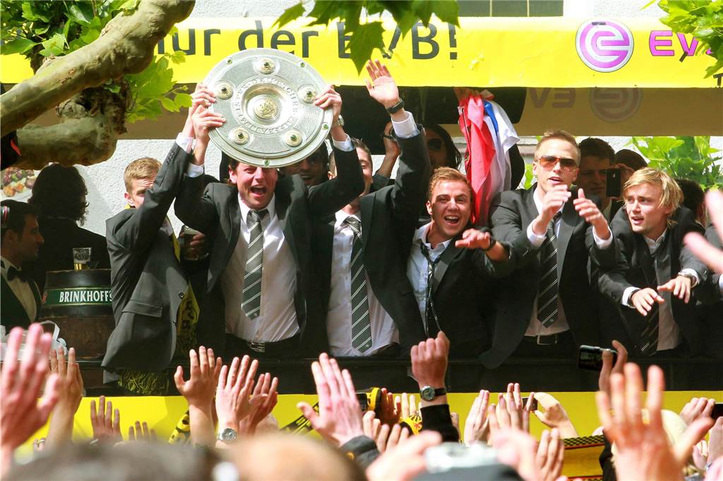 Hoch die Schale: Marco Stiepermann (2.v.r.) feiert die Meisterschaft 2010/11.
