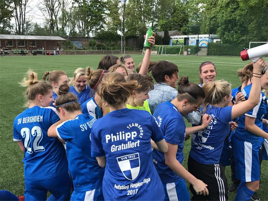 Berghofen ist Meister - Brackel lässt sich abschießen Hoch die Tassen: Der SV Berghofen ist Meister in der Westfalenliga.