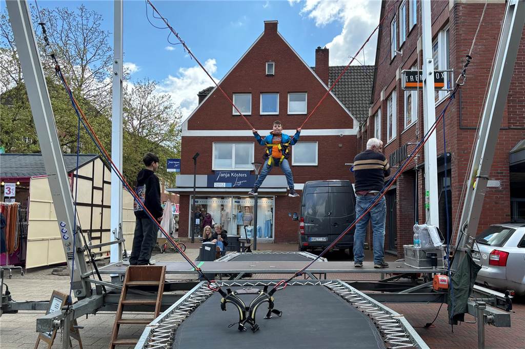 Innenstadt ist Magnet für Hunderte Besucher: Stadtlohner Frühling Menschen und Trampolin