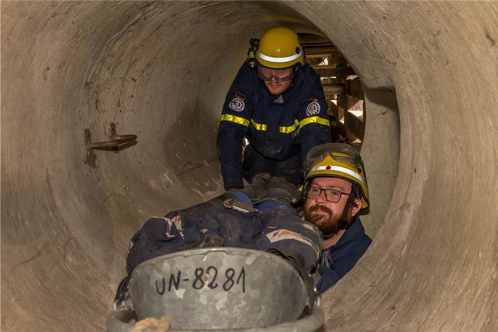 Bergung des THW: „Es gibt Einsätze, die du eigentlich nicht erleben willst“ THW-Helfer arbeiten in einem Tunnel.