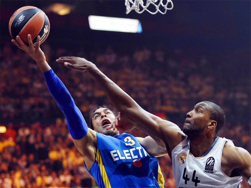 Maccabi Tel Aviv gewinnt Euroleague gegen Favorit Real Hoch hinaus: Tel Avivs David Blu (l) mit Zug zum Korb. Foto: Daniel Dal Zennaro