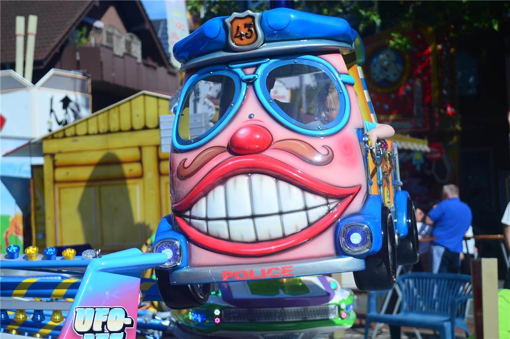 Hoch in die Luft oder schnell im Kreis - die Besucher der Ahauser Kirmes haben bei zahlreichen Fahrgeschäften die Auswahl. Die Kirmes ist auch noch am Sonntag, 8. September, und Montag, 9. September, geöffnet.