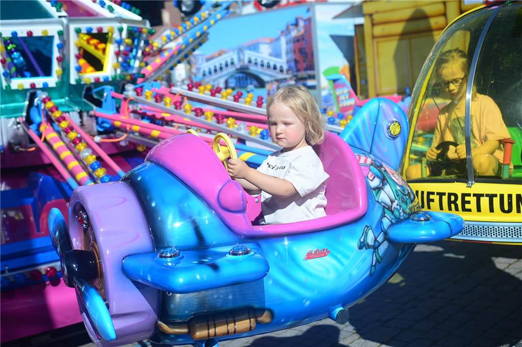 Hoch in die Luft oder schnell im Kreis - die Besucher der Ahauser Kirmes haben bei zahlreichen Fahrgeschäften die Auswahl. Die Kirmes ist auch noch am Sonntag, 8. September, und Montag, 9. September, geöffnet.