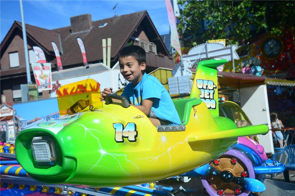 Hoch in die Luft oder schnell im Kreis - die Besucher der Ahauser Kirmes haben bei zahlreichen Fahrgeschäften die Auswahl. Die Kirmes ist auch noch am Sonntag, 8. September, und Montag, 9. September, geöffnet.