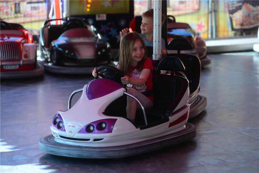 Hoch in die Luft oder schnell im Kreis - die Besucher der Ahauser Kirmes haben bei zahlreichen Fahrgeschäften die Auswahl. Die Kirmes ist auch noch am Sonntag, 8. September, und Montag, 9. September, geöffnet.