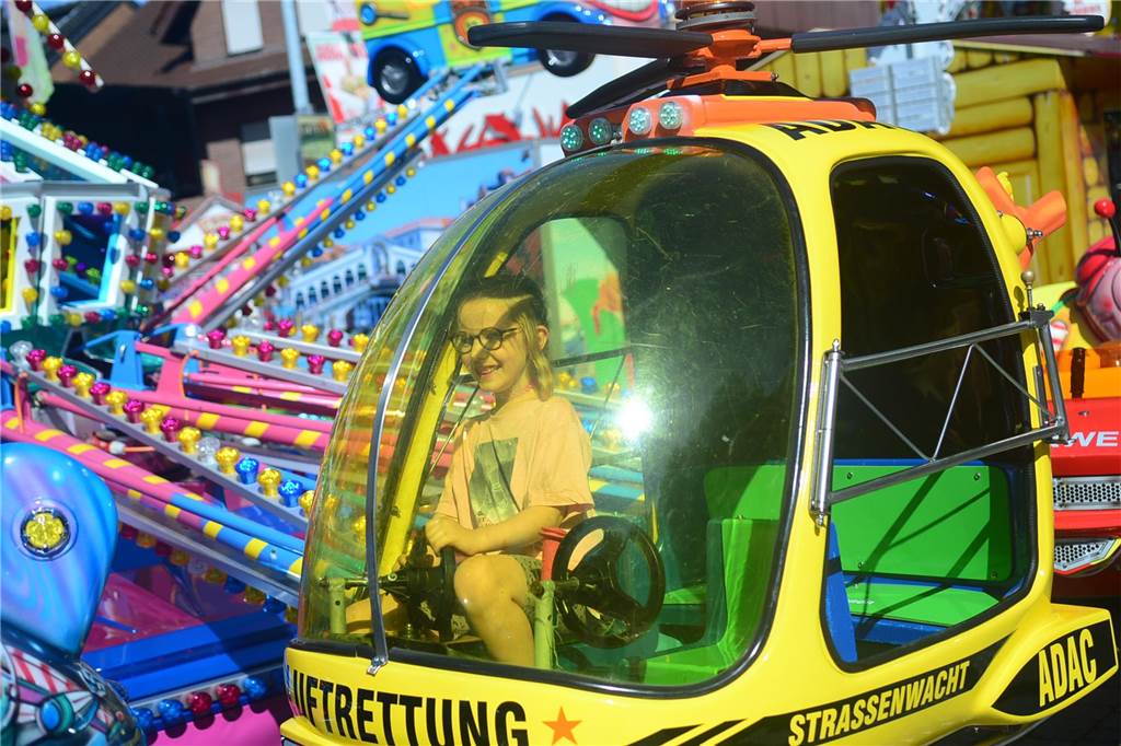 Hoch in die Luft oder schnell im Kreis - die Besucher der Ahauser Kirmes haben bei zahlreichen Fahrgeschäften die Auswahl. Die Kirmes ist auch noch am Sonntag, 8. September, und Montag, 9. September, geöffnet.