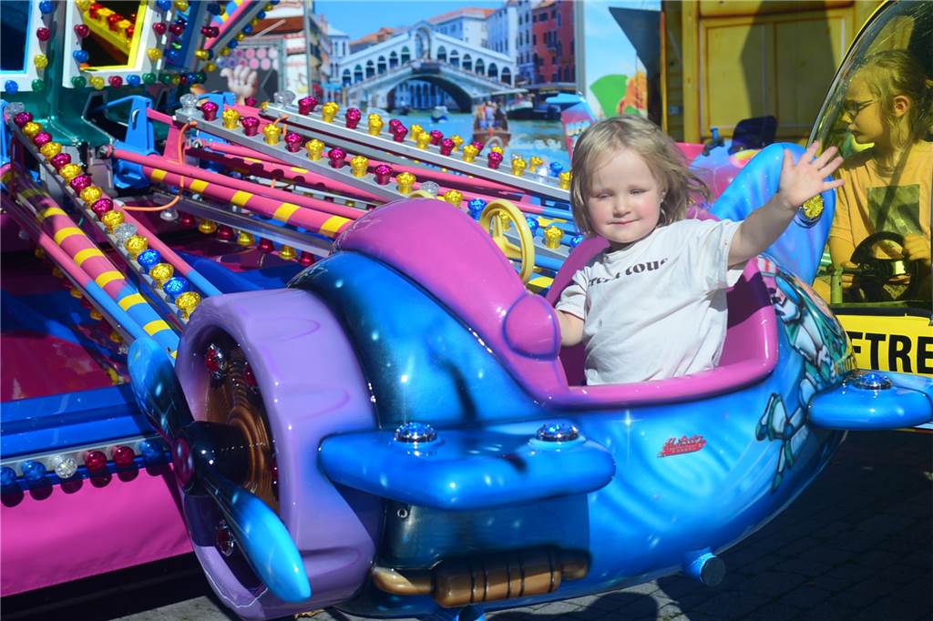 Hoch in die Luft oder schnell im Kreis - die Besucher der Ahauser Kirmes haben bei zahlreichen Fahrgeschäften die Auswahl. Die Kirmes ist auch noch am Sonntag, 8. September, und Montag, 9. September, geöffnet.
