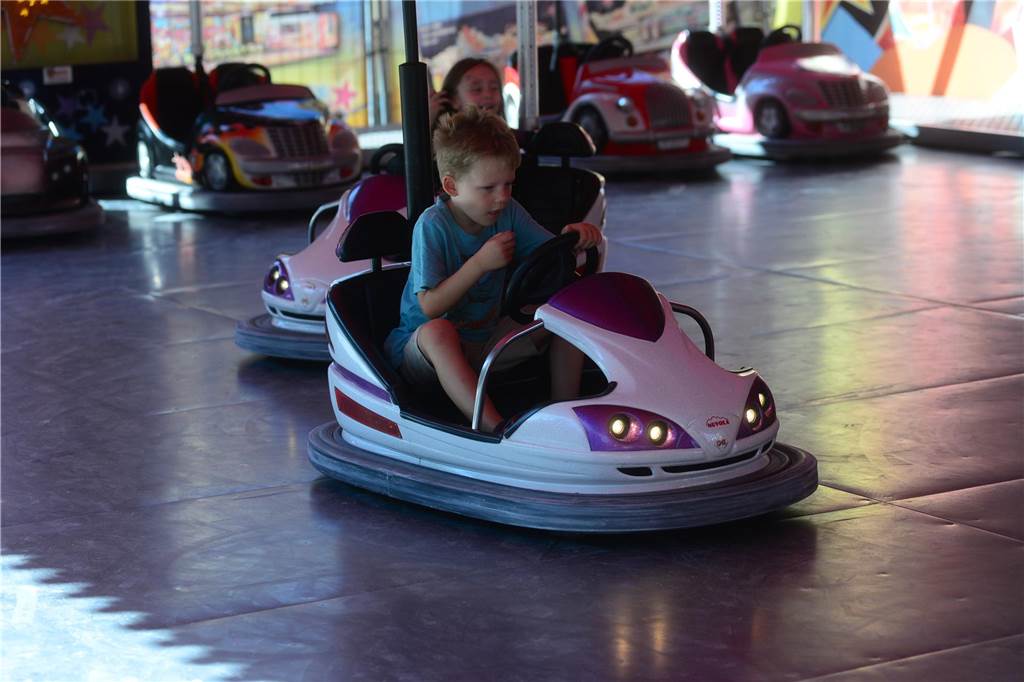 Hoch in die Luft oder schnell im Kreis - die Besucher der Ahauser Kirmes haben bei zahlreichen Fahrgeschäften die Auswahl. Die Kirmes ist auch noch am Sonntag, 8. September, und Montag, 9. September, geöffnet.