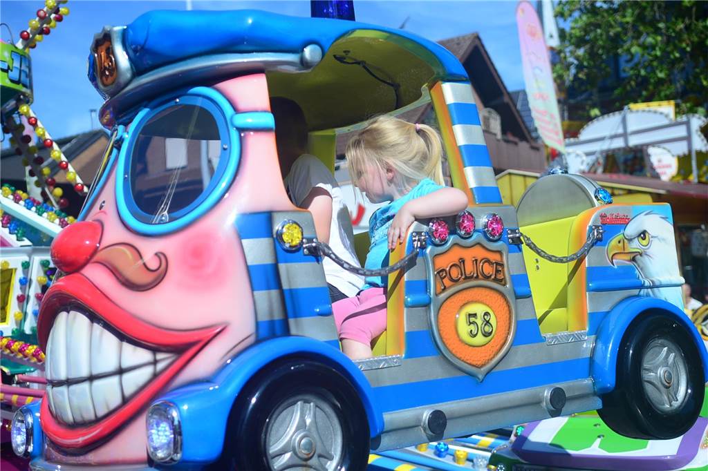 Hoch in die Luft oder schnell im Kreis - die Besucher der Ahauser Kirmes haben bei zahlreichen Fahrgeschäften die Auswahl. Die Kirmes ist auch noch am Sonntag, 8. September, und Montag, 9. September, geöffnet.