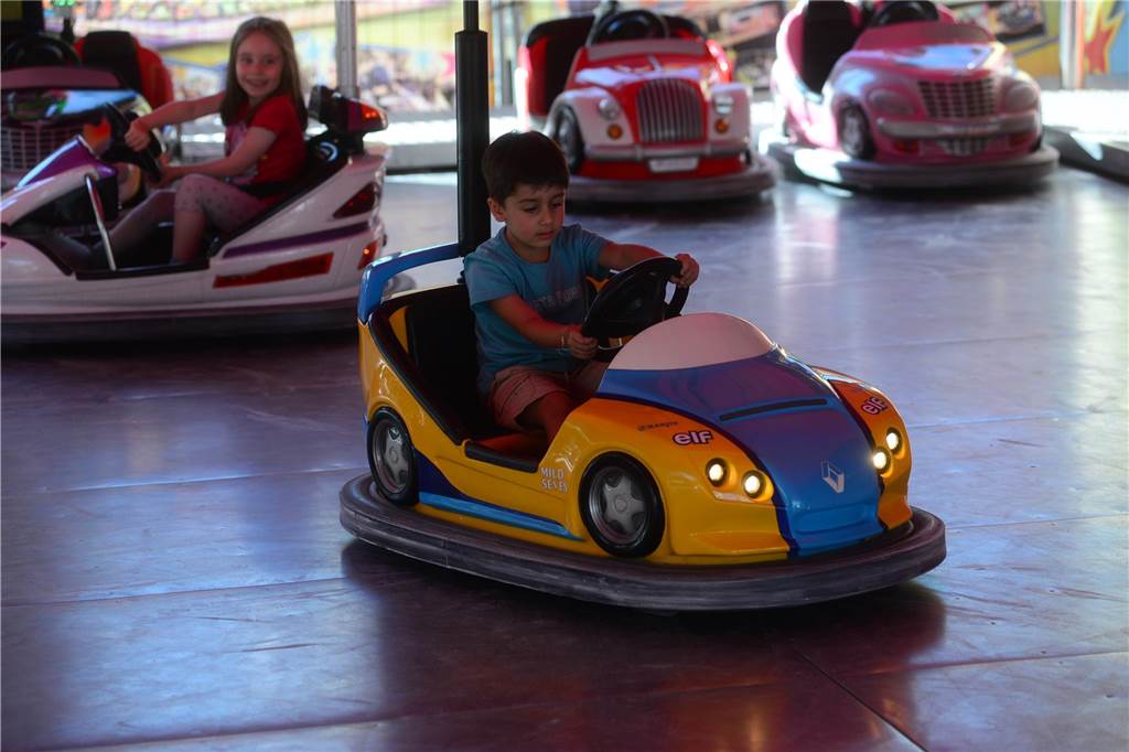 Hoch in die Luft oder schnell im Kreis - die Besucher der Ahauser Kirmes haben bei zahlreichen Fahrgeschäften die Auswahl. Die Kirmes ist auch noch am Sonntag, 8. September, und Montag, 9. September, geöffnet.