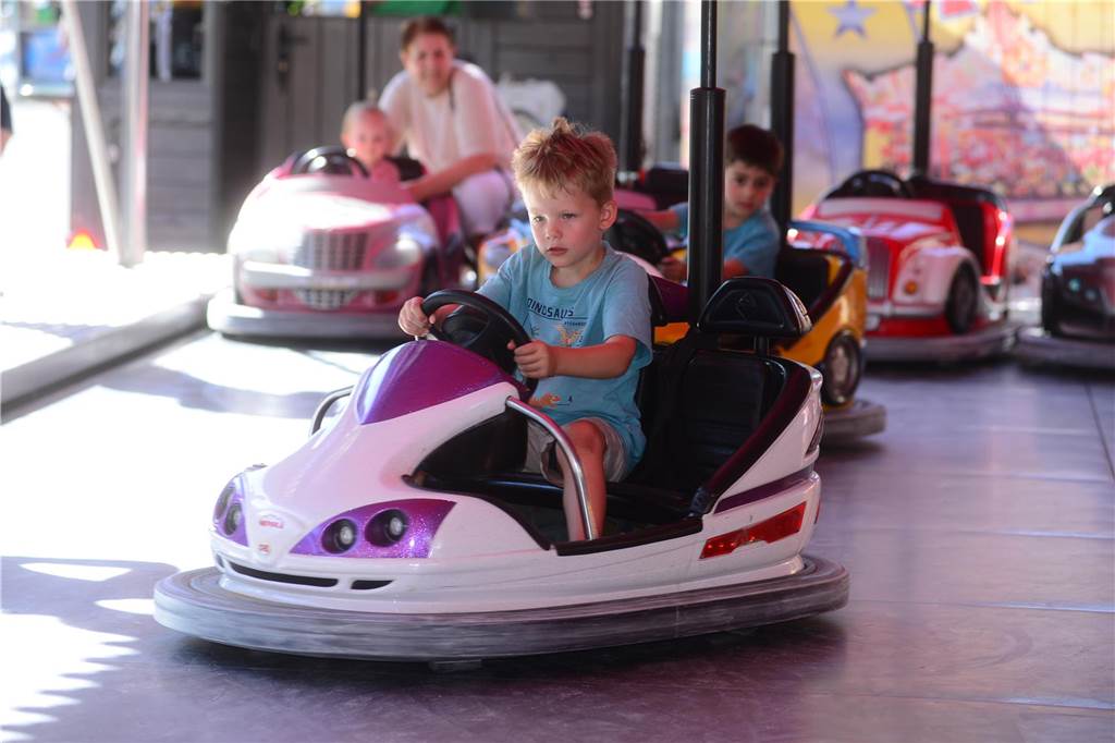 Hoch in die Luft oder schnell im Kreis - die Besucher der Ahauser Kirmes haben bei zahlreichen Fahrgeschäften die Auswahl. Die Kirmes ist auch noch am Sonntag, 8. September, und Montag, 9. September, geöffnet.