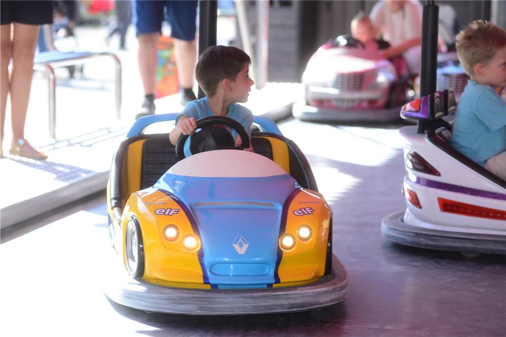 Hoch in die Luft oder schnell im Kreis - die Besucher der Ahauser Kirmes haben bei zahlreichen Fahrgeschäften die Auswahl. Die Kirmes ist auch noch am Sonntag, 8. September, und Montag, 9. September, geöffnet.