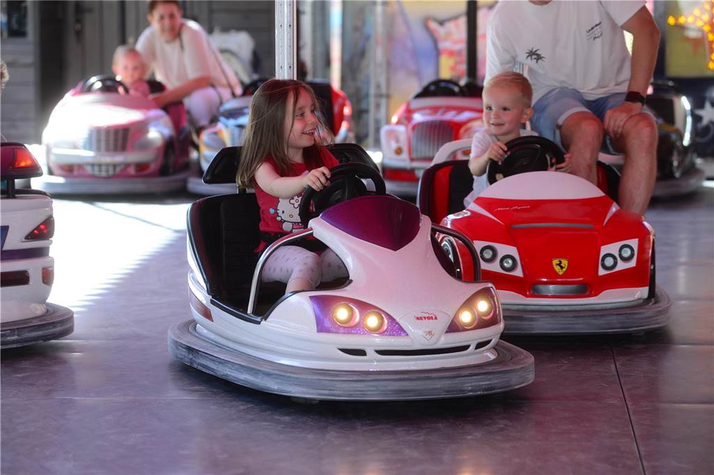 Hoch in die Luft oder schnell im Kreis - die Besucher der Ahauser Kirmes haben bei zahlreichen Fahrgeschäften die Auswahl. Die Kirmes ist auch noch am Sonntag, 8. September, und Montag, 9. September, geöffnet.