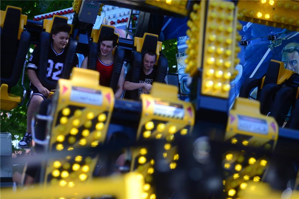 Hoch in die Luft oder schnell im Kreis - die Besucher der Ahauser Kirmes haben bei zahlreichen Fahrgeschäften die Auswahl. Die Kirmes ist auch noch am Sonntag, 8. September, und Montag, 9. September, geöffnet.