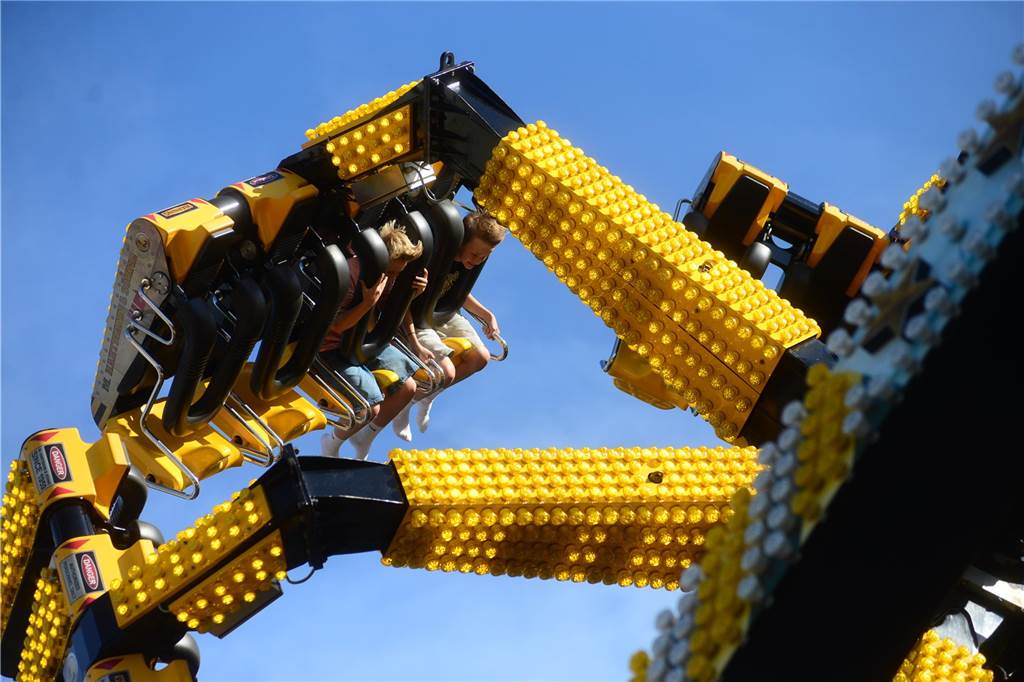 Hoch in die Luft oder schnell im Kreis - die Besucher der Ahauser Kirmes haben bei zahlreichen Fahrgeschäften die Auswahl. Die Kirmes ist auch noch am Sonntag, 8. September, und Montag, 9. September, geöffnet.