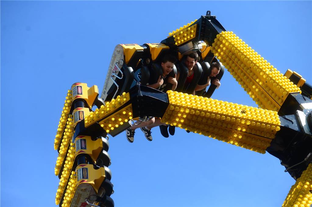 Hoch in die Luft oder schnell im Kreis - die Besucher der Ahauser Kirmes haben bei zahlreichen Fahrgeschäften die Auswahl. Die Kirmes ist auch noch am Sonntag, 8. September, und Montag, 9. September, geöffnet.