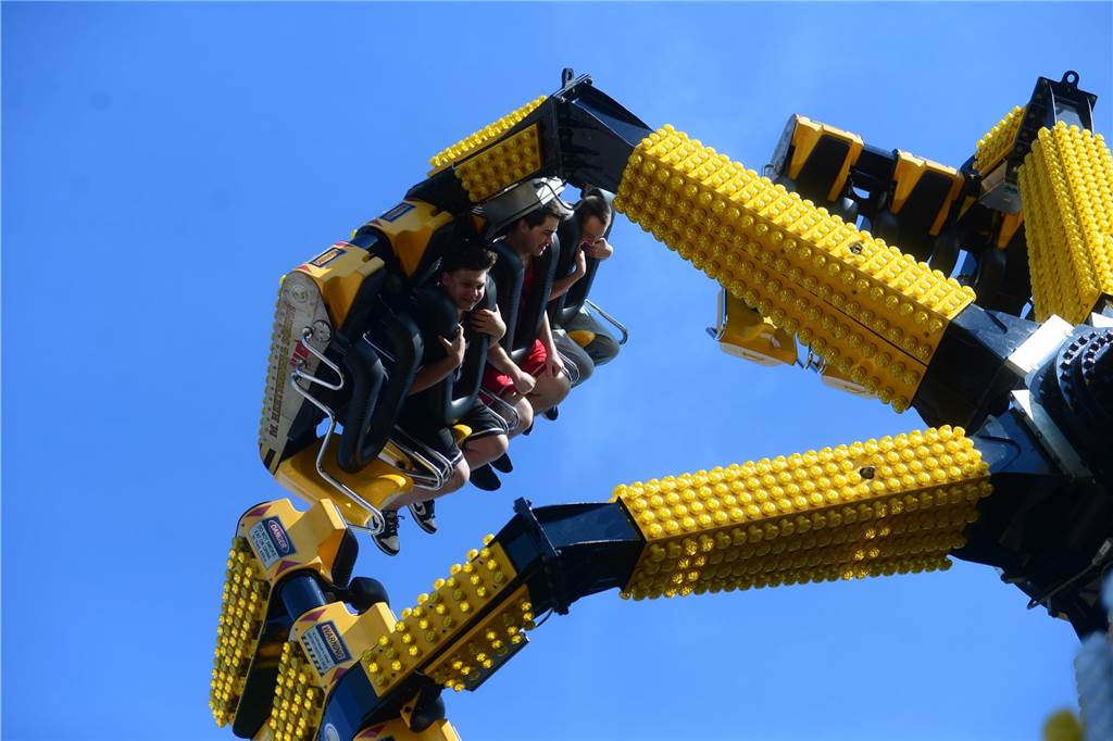 Hoch in die Luft oder schnell im Kreis - die Besucher der Ahauser Kirmes haben bei zahlreichen Fahrgeschäften die Auswahl. Die Kirmes ist auch noch am Sonntag, 8. September, und Montag, 9. September, geöffnet.
