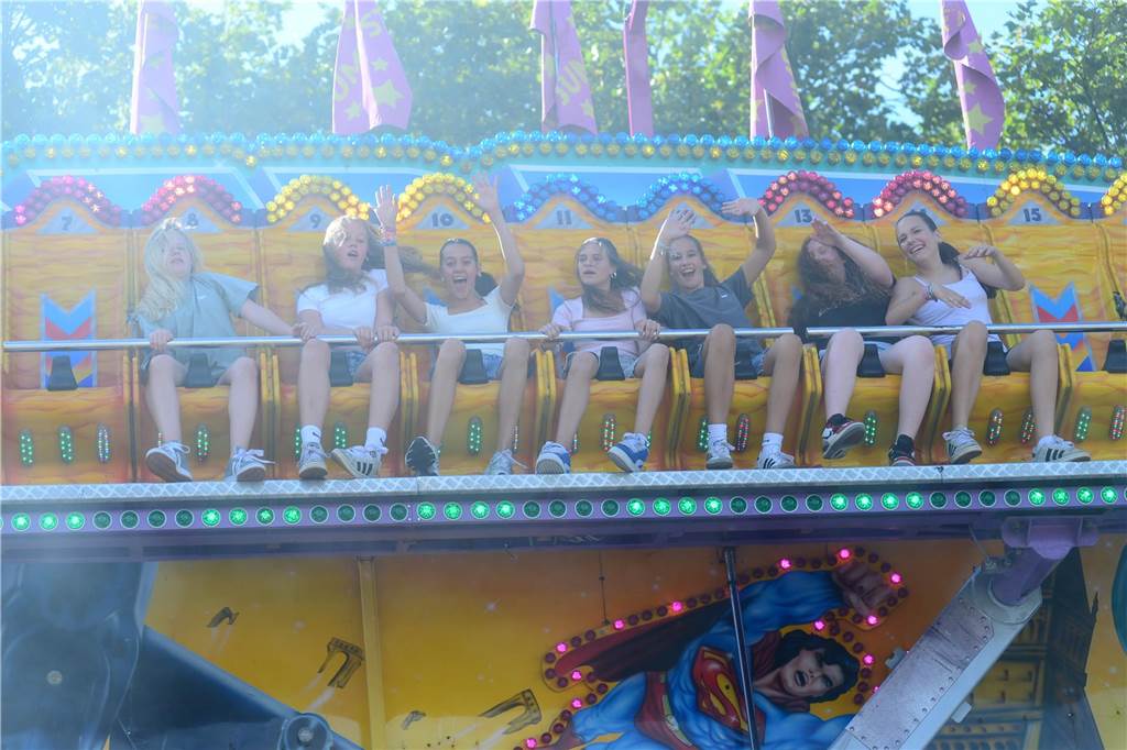 Hoch in die Luft oder schnell im Kreis - die Besucher der Ahauser Kirmes haben bei zahlreichen Fahrgeschäften die Auswahl. Die Kirmes ist auch noch am Sonntag, 8. September, und Montag, 9. September, geöffnet.