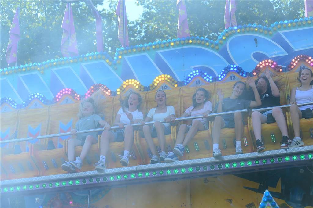 Hoch in die Luft oder schnell im Kreis - die Besucher der Ahauser Kirmes haben bei zahlreichen Fahrgeschäften die Auswahl. Die Kirmes ist auch noch am Sonntag, 8. September, und Montag, 9. September, geöffnet.