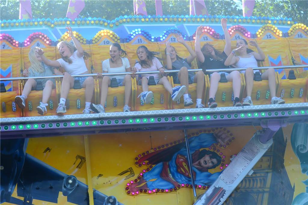 Hoch in die Luft oder schnell im Kreis - die Besucher der Ahauser Kirmes haben bei zahlreichen Fahrgeschäften die Auswahl. Die Kirmes ist auch noch am Sonntag, 8. September, und Montag, 9. September, geöffnet.