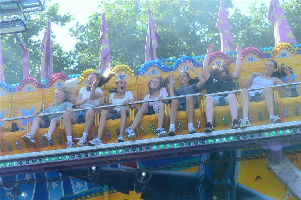 Hoch in die Luft oder schnell im Kreis - die Besucher der Ahauser Kirmes haben bei zahlreichen Fahrgeschäften die Auswahl. Die Kirmes ist auch noch am Sonntag, 8. September, und Montag, 9. September, geöffnet.