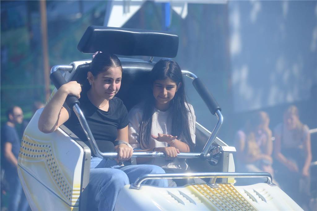 Hoch in die Luft oder schnell im Kreis - die Besucher der Ahauser Kirmes haben bei zahlreichen Fahrgeschäften die Auswahl. Die Kirmes ist auch noch am Sonntag, 8. September, und Montag, 9. September, geöffnet.