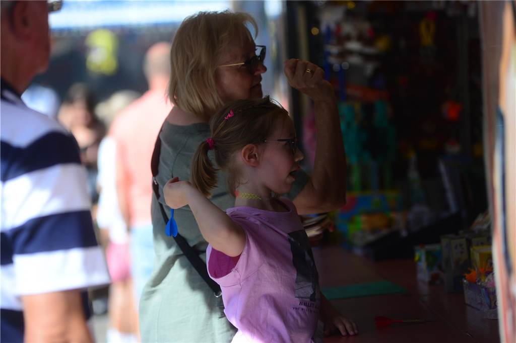 Hoch in die Luft oder schnell im Kreis - die Besucher der Ahauser Kirmes haben bei zahlreichen Fahrgeschäften die Auswahl. Die Kirmes ist auch noch am Sonntag, 8. September, und Montag, 9. September, geöffnet.