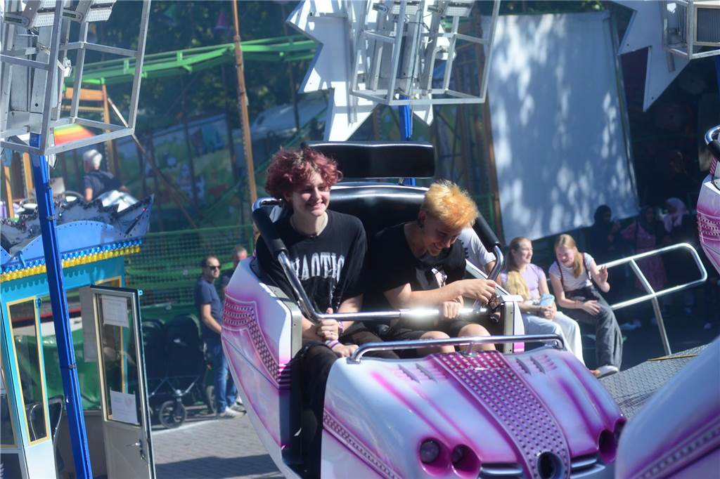 Hoch in die Luft oder schnell im Kreis - die Besucher der Ahauser Kirmes haben bei zahlreichen Fahrgeschäften die Auswahl. Die Kirmes ist auch noch am Sonntag, 8. September, und Montag, 9. September, geöffnet.