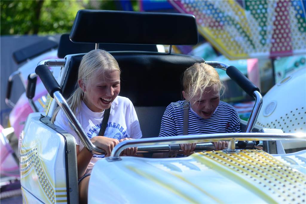 Hoch in die Luft oder schnell im Kreis - die Besucher der Ahauser Kirmes haben bei zahlreichen Fahrgeschäften die Auswahl. Die Kirmes ist auch noch am Sonntag, 8. September, und Montag, 9. September, geöffnet.