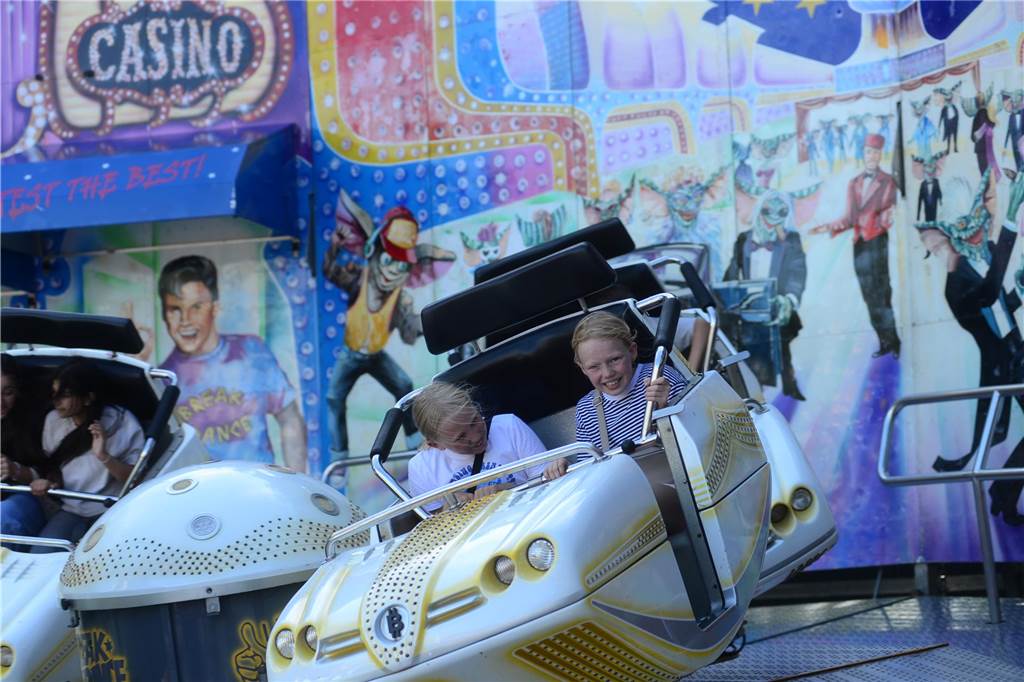 Hoch in die Luft oder schnell im Kreis - die Besucher der Ahauser Kirmes haben bei zahlreichen Fahrgeschäften die Auswahl. Die Kirmes ist auch noch am Sonntag, 8. September, und Montag, 9. September, geöffnet.