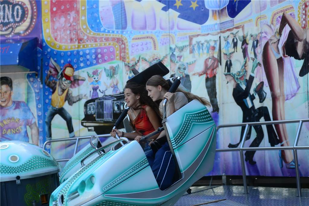 Hoch in die Luft oder schnell im Kreis - die Besucher der Ahauser Kirmes haben bei zahlreichen Fahrgeschäften die Auswahl. Die Kirmes ist auch noch am Sonntag, 8. September, und Montag, 9. September, geöffnet.