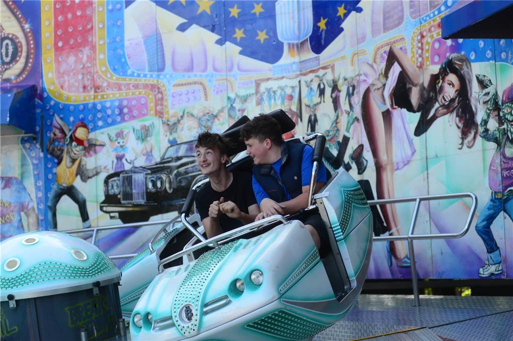Hoch in die Luft oder schnell im Kreis - die Besucher der Ahauser Kirmes haben bei zahlreichen Fahrgeschäften die Auswahl. Die Kirmes ist auch noch am Sonntag, 8. September, und Montag, 9. September, geöffnet.