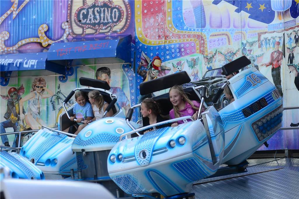 Hoch in die Luft oder schnell im Kreis - die Besucher der Ahauser Kirmes haben bei zahlreichen Fahrgeschäften die Auswahl. Die Kirmes ist auch noch am Sonntag, 8. September, und Montag, 9. September, geöffnet.
