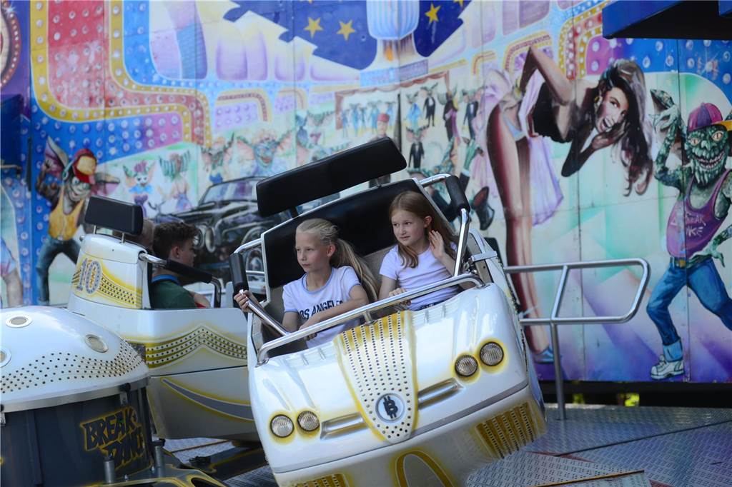 Hoch in die Luft oder schnell im Kreis - die Besucher der Ahauser Kirmes haben bei zahlreichen Fahrgeschäften die Auswahl. Die Kirmes ist auch noch am Sonntag, 8. September, und Montag, 9. September, geöffnet.