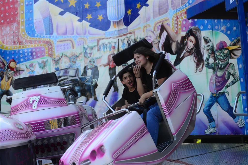 Hoch in die Luft oder schnell im Kreis - die Besucher der Ahauser Kirmes haben bei zahlreichen Fahrgeschäften die Auswahl. Die Kirmes ist auch noch am Sonntag, 8. September, und Montag, 9. September, geöffnet.