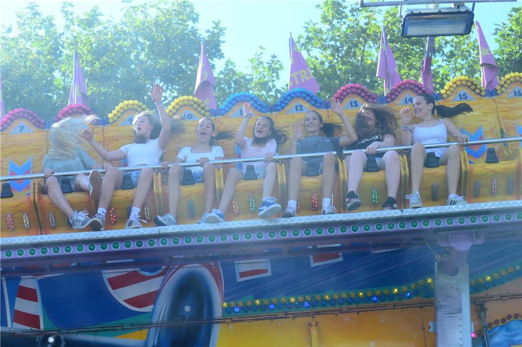 Hoch in die Luft oder schnell im Kreis - die Besucher der Ahauser Kirmes haben bei zahlreichen Fahrgeschäften die Auswahl. Die Kirmes ist auch noch am Sonntag, 8. September, und Montag, 9. September, geöffnet.