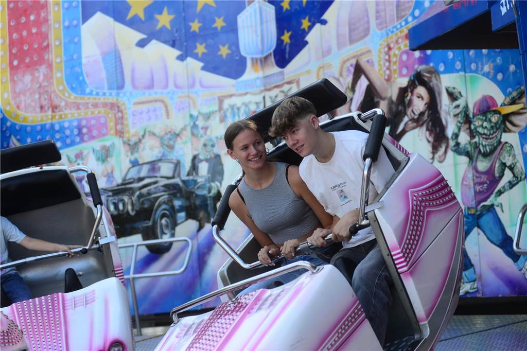 Hoch in die Luft oder schnell im Kreis - die Besucher der Ahauser Kirmes haben bei zahlreichen Fahrgeschäften die Auswahl. Die Kirmes ist auch noch am Sonntag, 8. September, und Montag, 9. September, geöffnet.