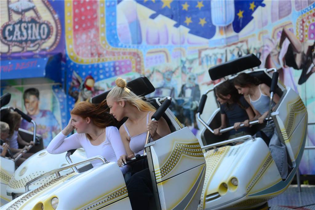 Hoch in die Luft oder schnell im Kreis - die Besucher der Ahauser Kirmes haben bei zahlreichen Fahrgeschäften die Auswahl. Die Kirmes ist auch noch am Sonntag, 8. September, und Montag, 9. September, geöffnet.