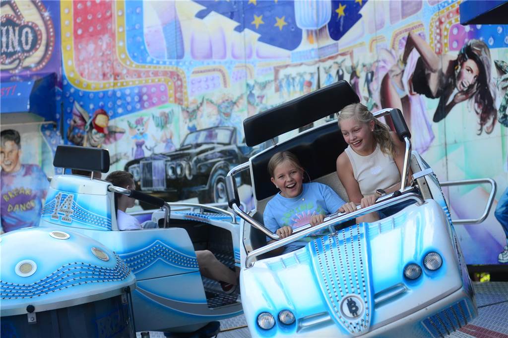 Hoch in die Luft oder schnell im Kreis - die Besucher der Ahauser Kirmes haben bei zahlreichen Fahrgeschäften die Auswahl. Die Kirmes ist auch noch am Sonntag, 8. September, und Montag, 9. September, geöffnet.