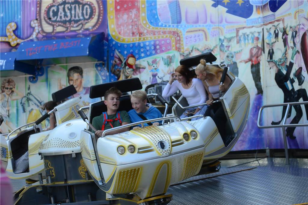 Hoch in die Luft oder schnell im Kreis - die Besucher der Ahauser Kirmes haben bei zahlreichen Fahrgeschäften die Auswahl. Die Kirmes ist auch noch am Sonntag, 8. September, und Montag, 9. September, geöffnet.