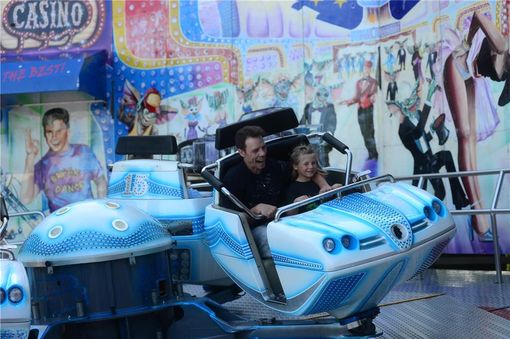 Hoch in die Luft oder schnell im Kreis - die Besucher der Ahauser Kirmes haben bei zahlreichen Fahrgeschäften die Auswahl. Die Kirmes ist auch noch am Sonntag, 8. September, und Montag, 9. September, geöffnet.
