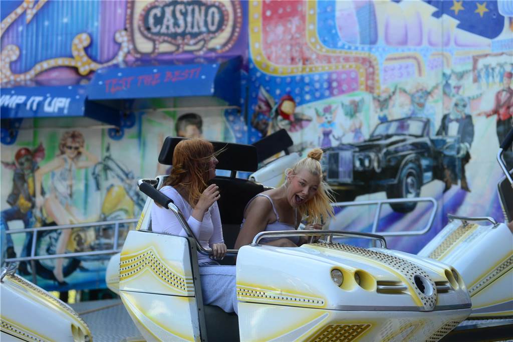Hoch in die Luft oder schnell im Kreis - die Besucher der Ahauser Kirmes haben bei zahlreichen Fahrgeschäften die Auswahl. Die Kirmes ist auch noch am Sonntag, 8. September, und Montag, 9. September, geöffnet.