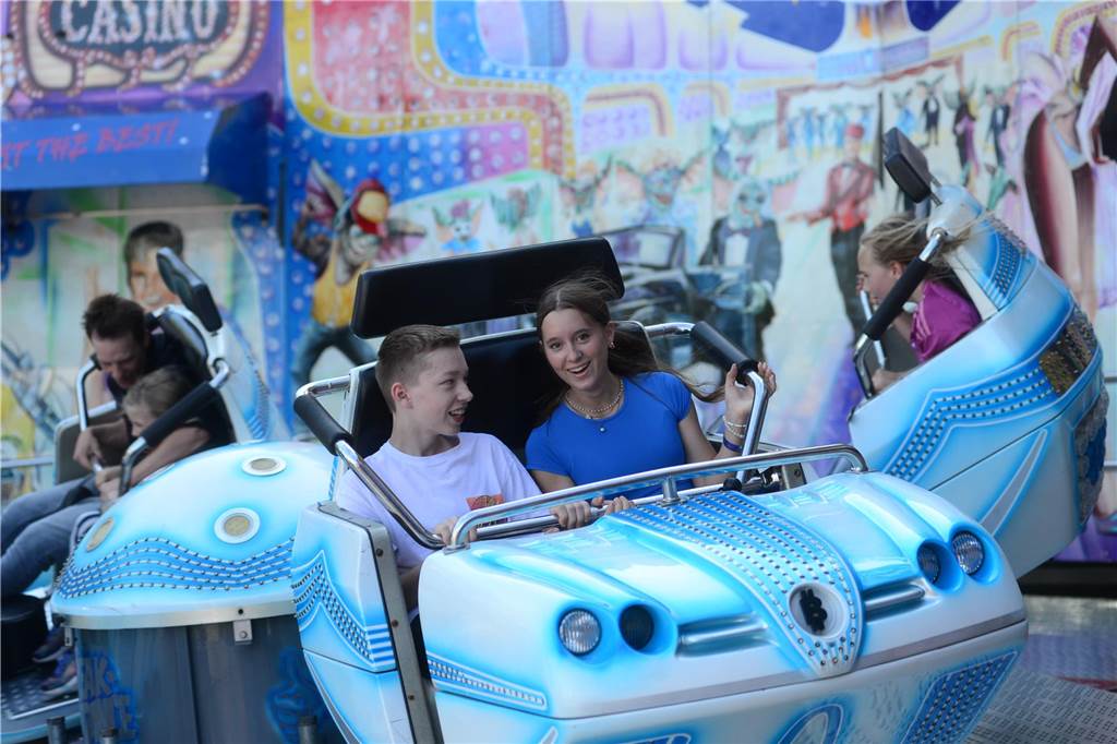 Hoch in die Luft oder schnell im Kreis - die Besucher der Ahauser Kirmes haben bei zahlreichen Fahrgeschäften die Auswahl. Die Kirmes ist auch noch am Sonntag, 8. September, und Montag, 9. September, geöffnet.