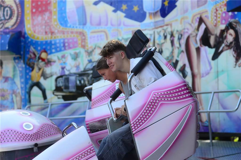 Hoch in die Luft oder schnell im Kreis - die Besucher der Ahauser Kirmes haben bei zahlreichen Fahrgeschäften die Auswahl. Die Kirmes ist auch noch am Sonntag, 8. September, und Montag, 9. September, geöffnet.